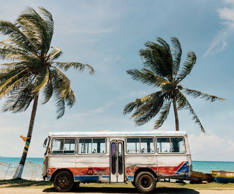 Bunter Bus am Strand bei Ocho Rios