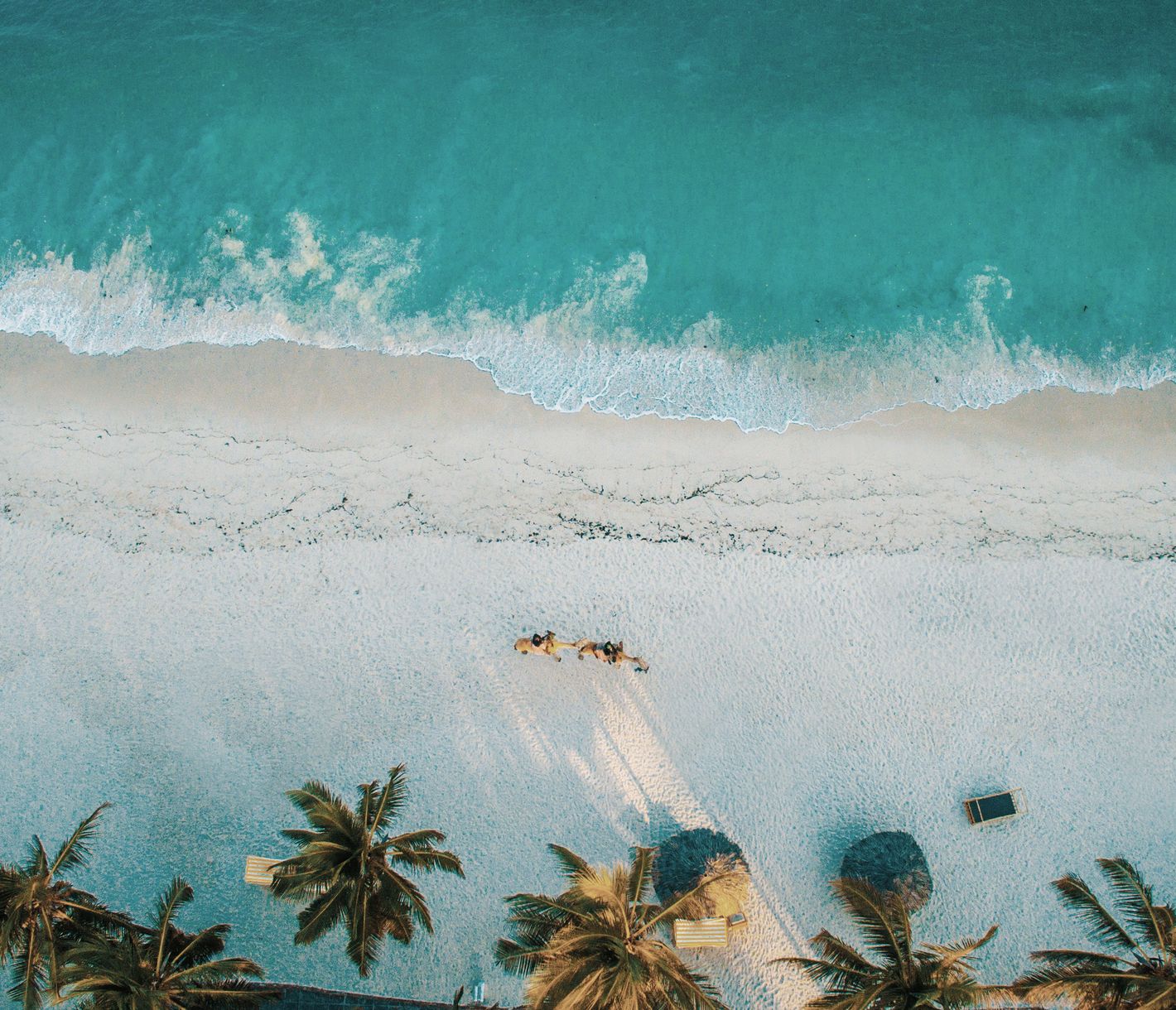 Eau turquoise et plage de sable blanc sur la côte Sud du Kenya