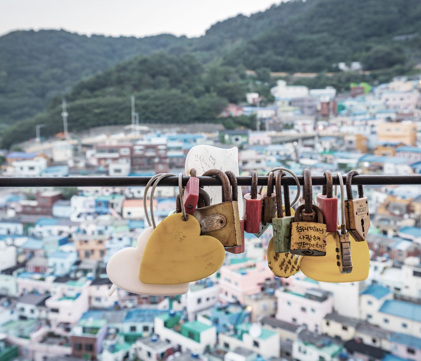 Découverte du village culturel de Gamcheon, un ancien quartier situé sur une colline.