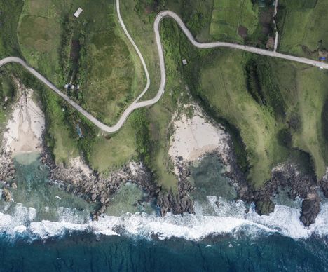 Der kurvige Rundweg entlang der Küste verbindet die Dörfer und bietet Aussicht aufs endlose Meer.