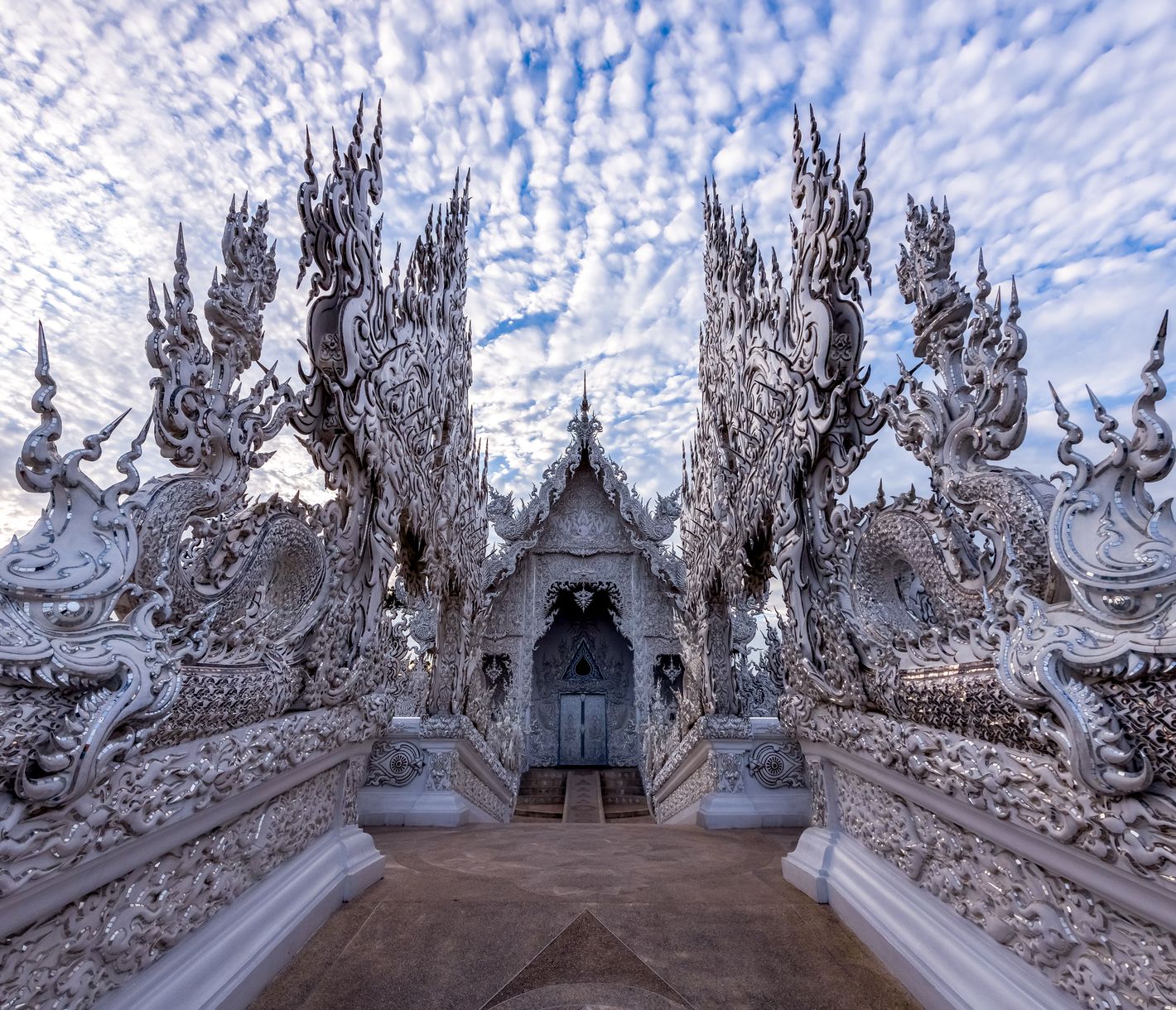Der in weiss strahlende Wat Rong Khun ist einer der aussergewöhnlichsten Tempel Thailands.
