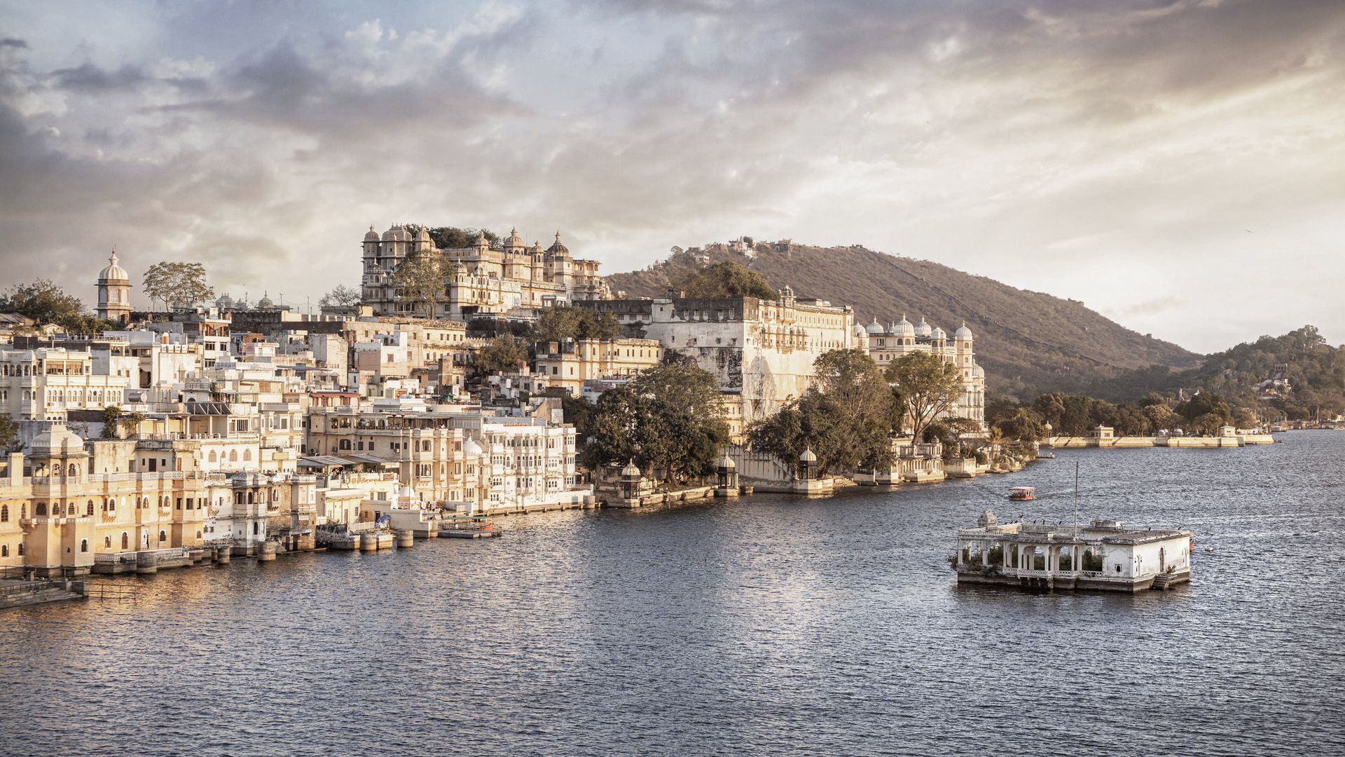 Stadtpalast von Udaipur an den Ufern des Picchola-Sees