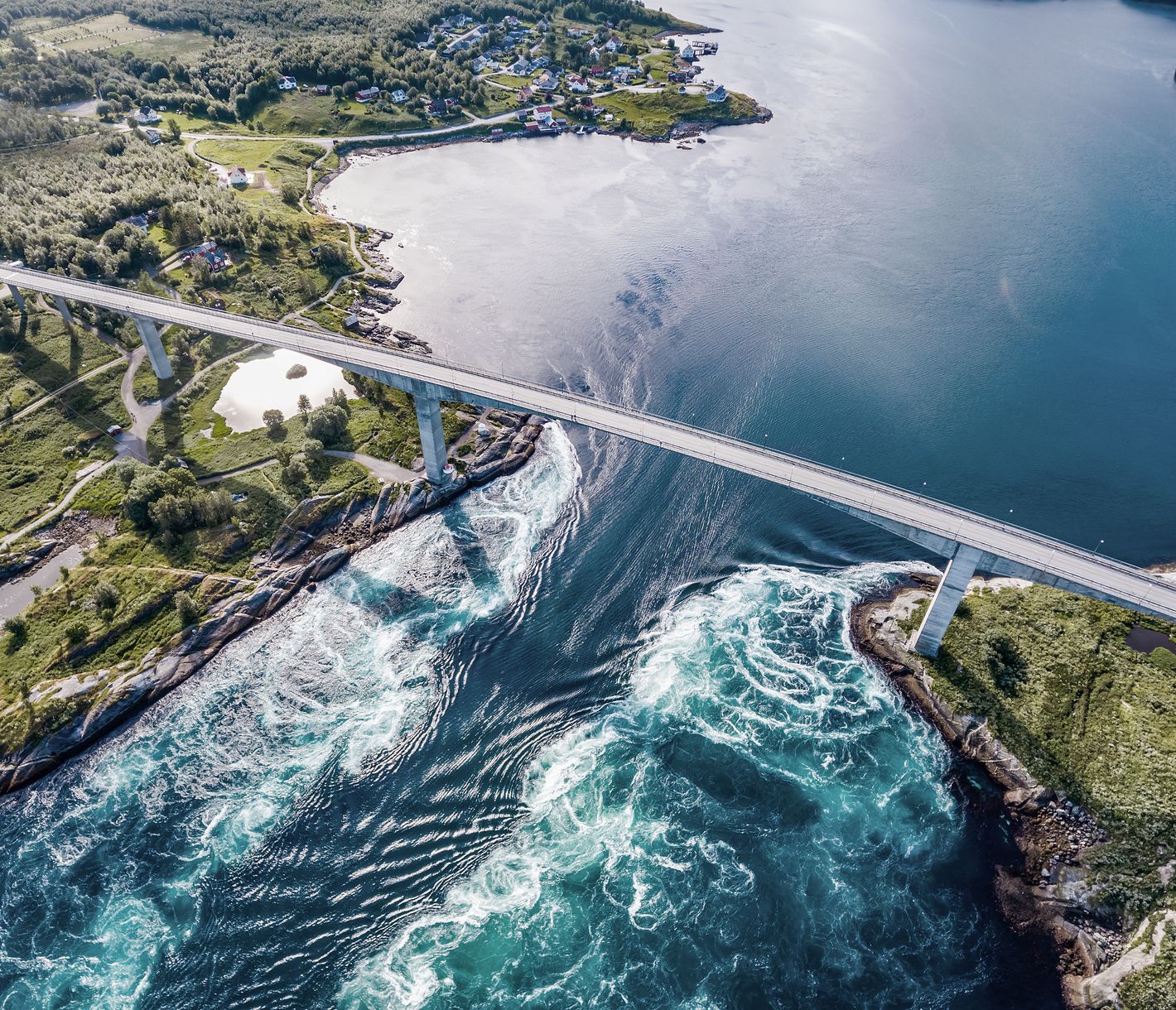 Tosende Wassermassen im mächtigen Gezeitenstrom