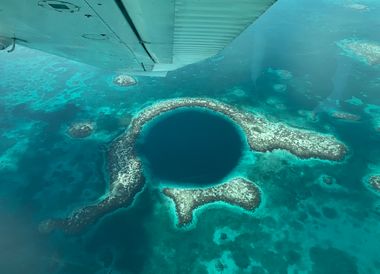 Un gigantesque oeil bleu au milieu de la mer !