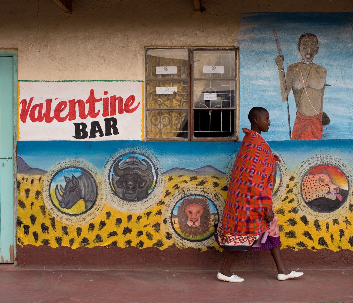 Farbenfrohe Kleider, farbenfrohe Wände: Kenia ist farbig!