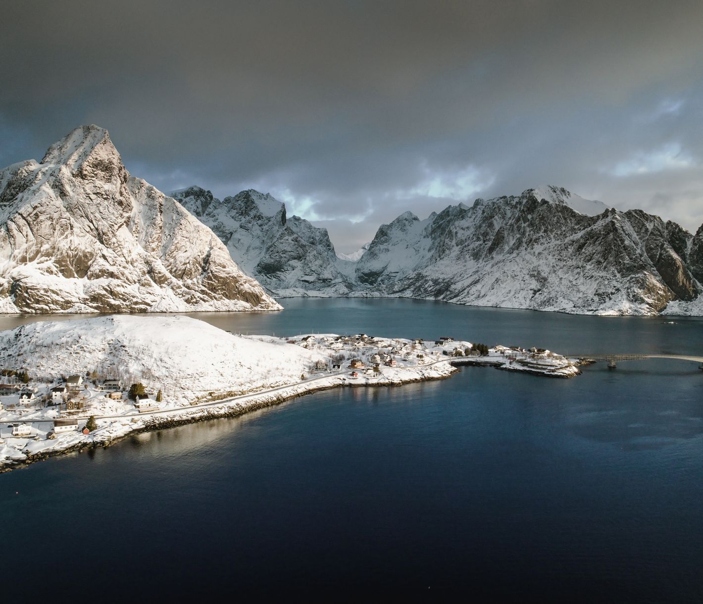 Le village de Reine, dans les Lofoten, sous la neige