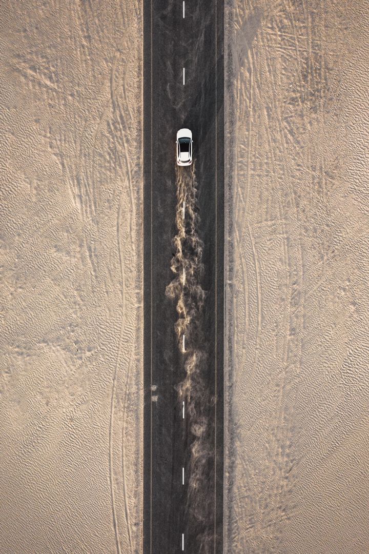 Autofahrt auf staubiger Wüstenstrasse