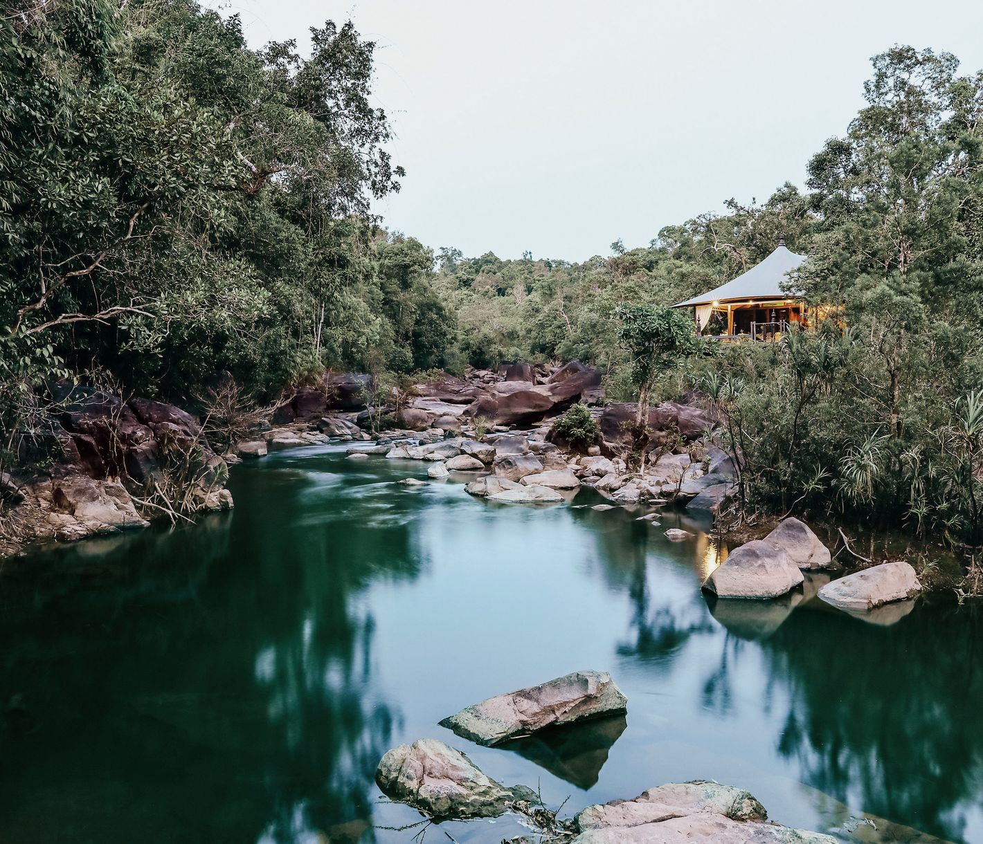 Ein luxuriöses Zelt mit allen Annehmlichkeiten im unberührten kambodschanischen Dschungel