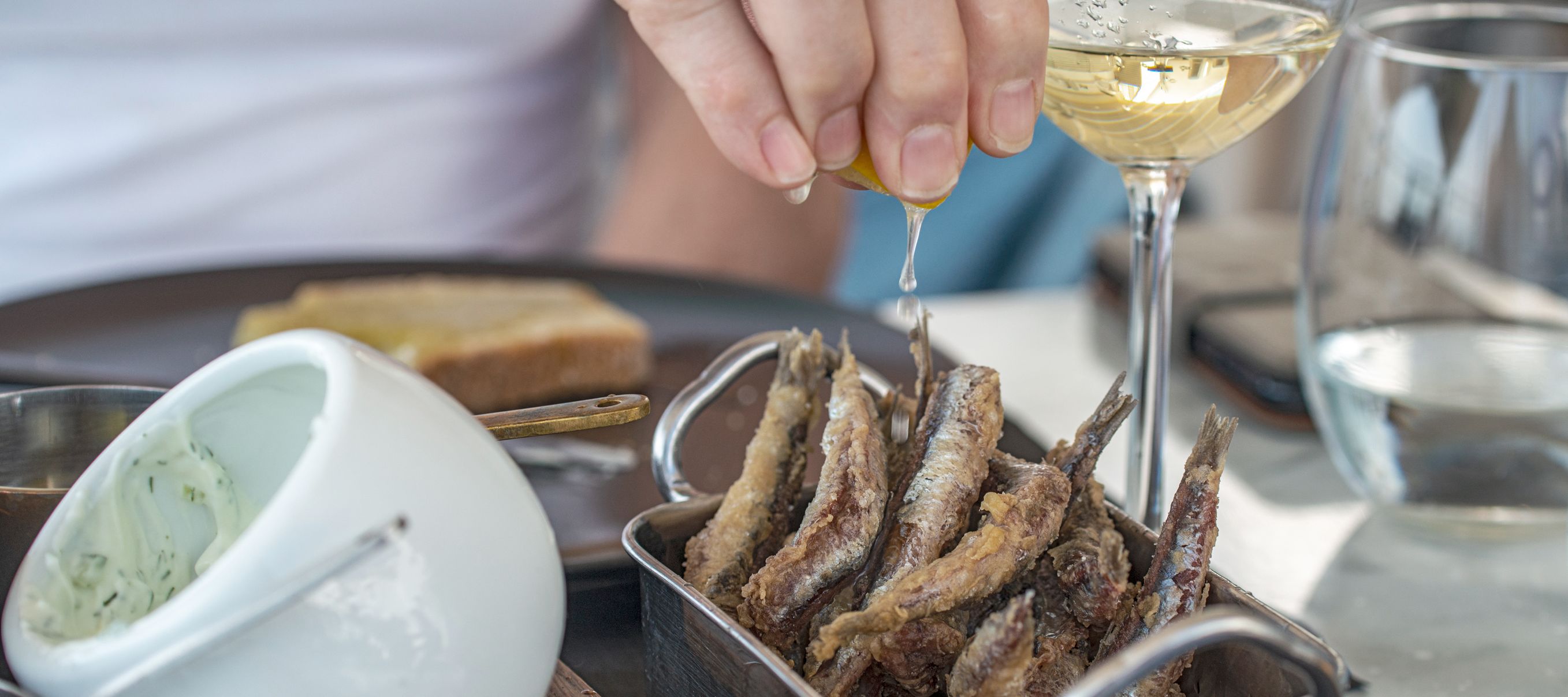 Ein Gericht wird am Tisch zubereitet.