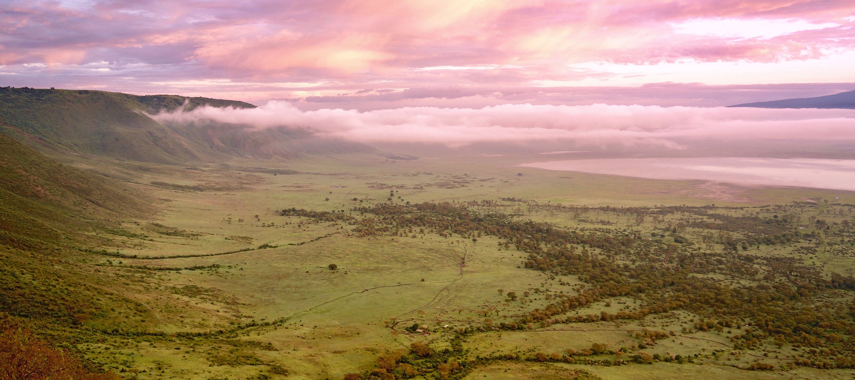 Morgenröte über dem Ngorongoro-Krater vom Kraterrand aus