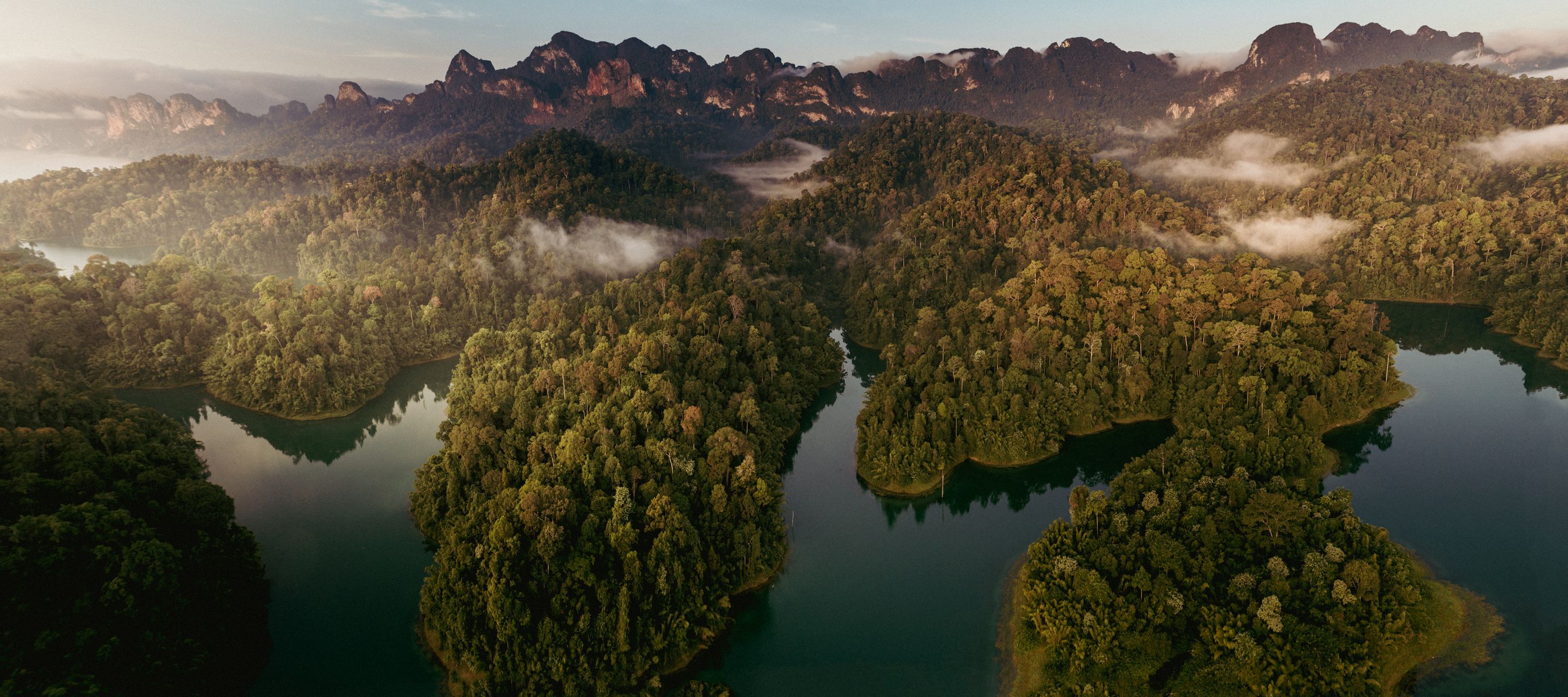Der Cheow-Larn-See im Khao-Sok-Nationalpark ist eine beeindruckende Naturkulisse.