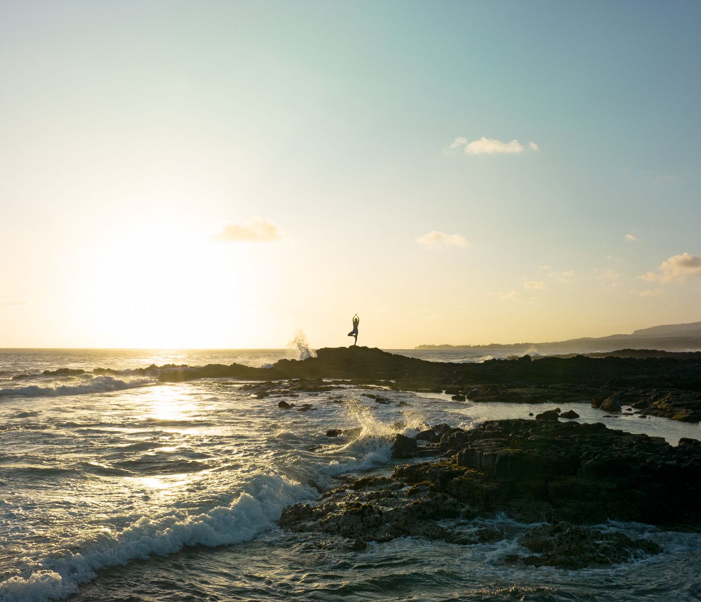 Yoga bei Sonnenuntergang an der Südküste von Mauritius.