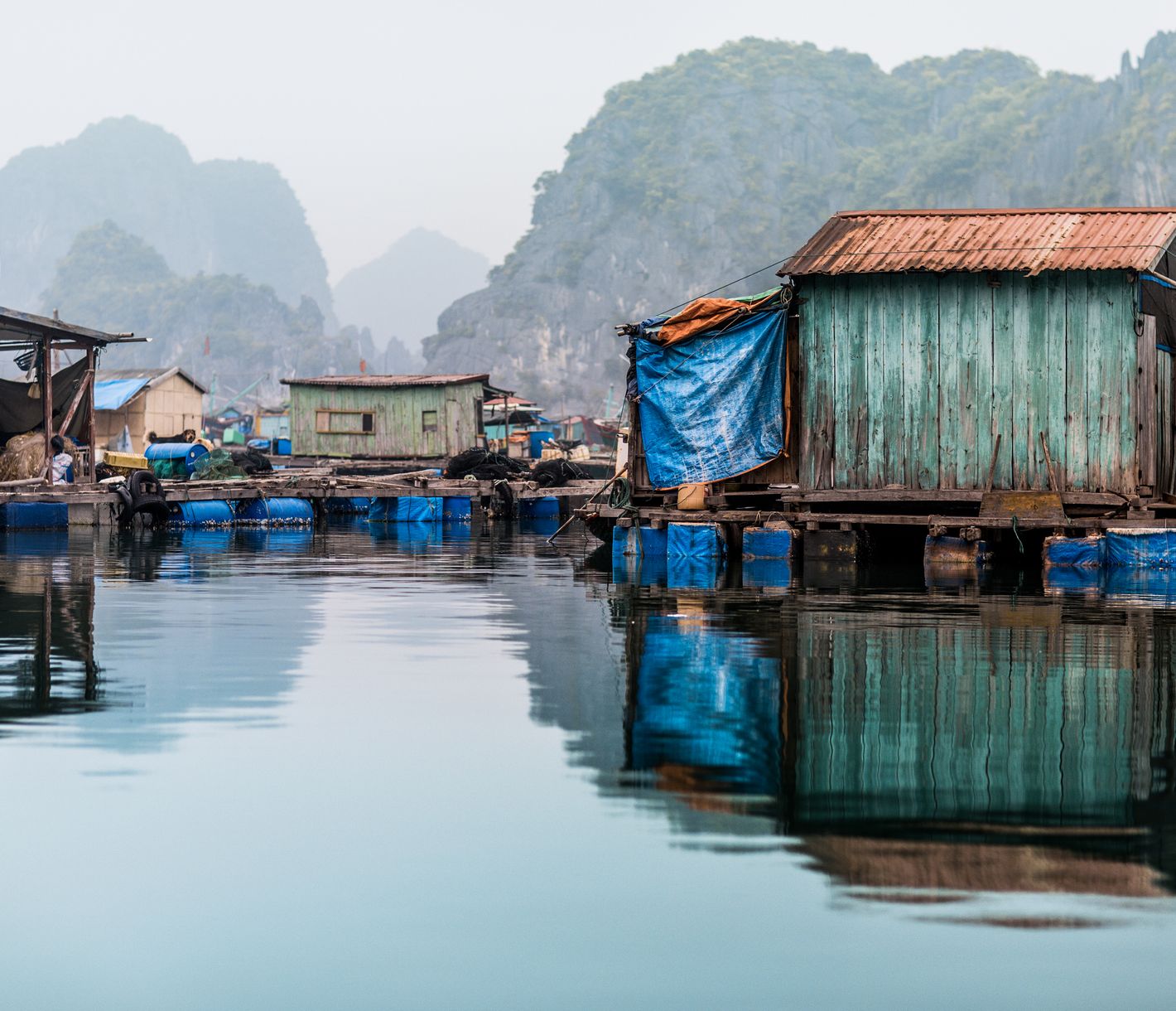 Die schwimmenden Fischerdörfer in der Halong-Bucht sind vielerorts zu sehen, doch der Schein trügt.