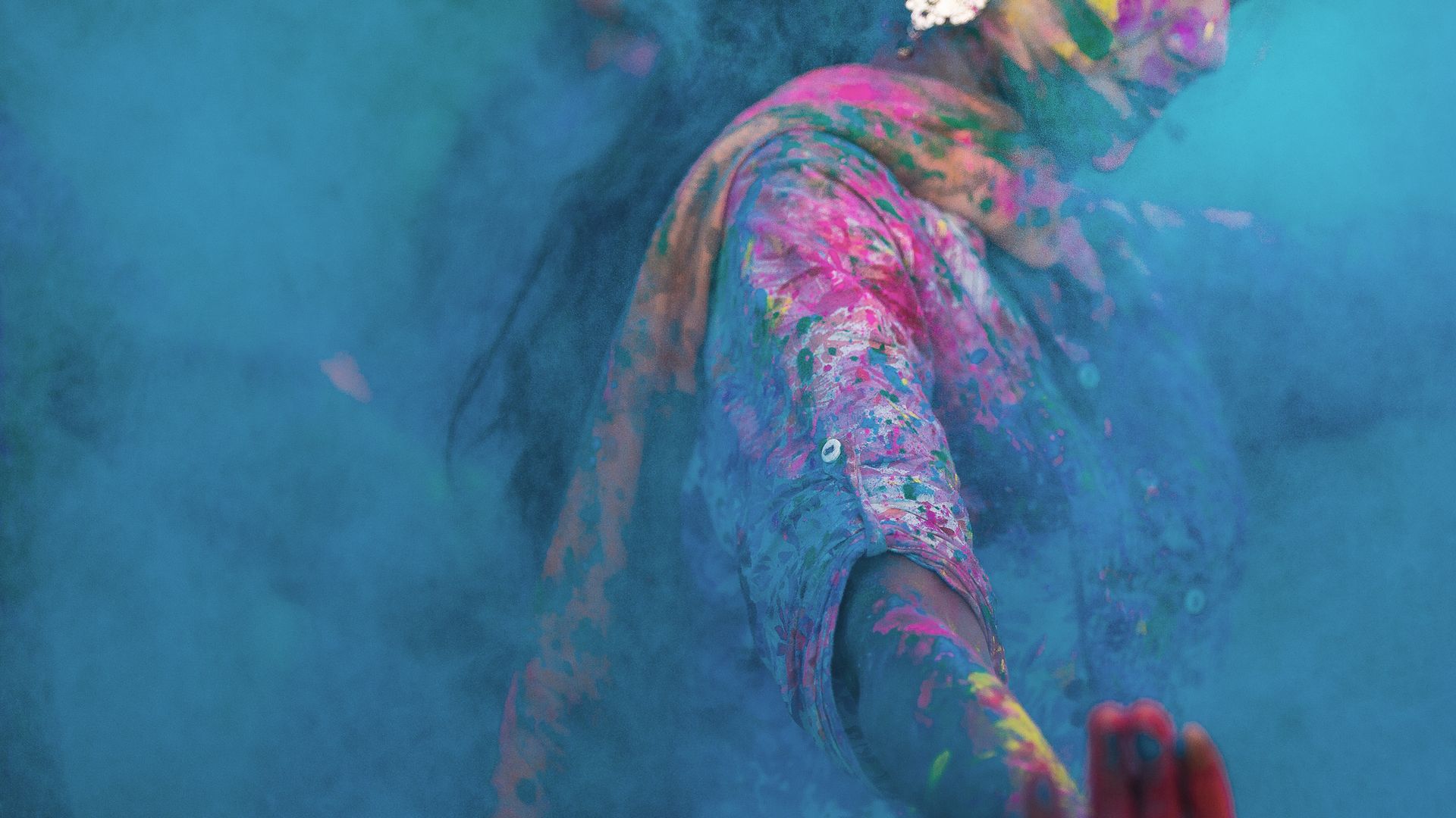 Explodierende Farbenpracht während des Frühlingsfestes Holi