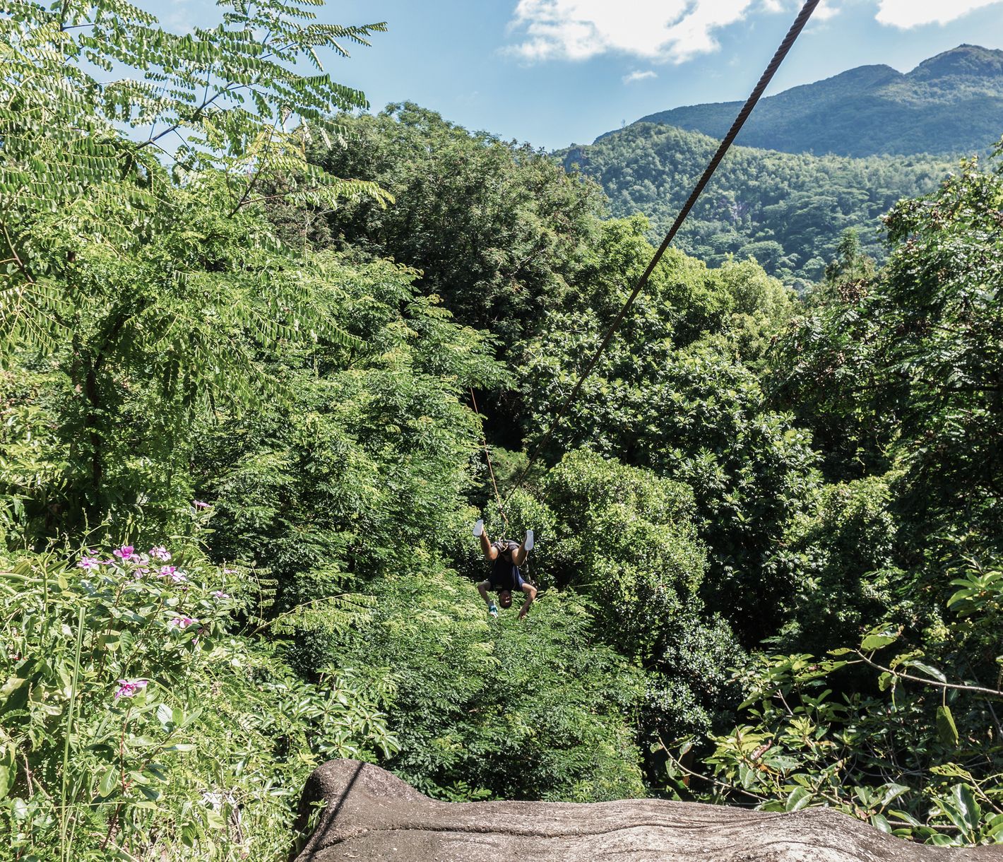 Einzigartige Zipline im Constance Ephelia – Abenteuer hoch über Mahé.