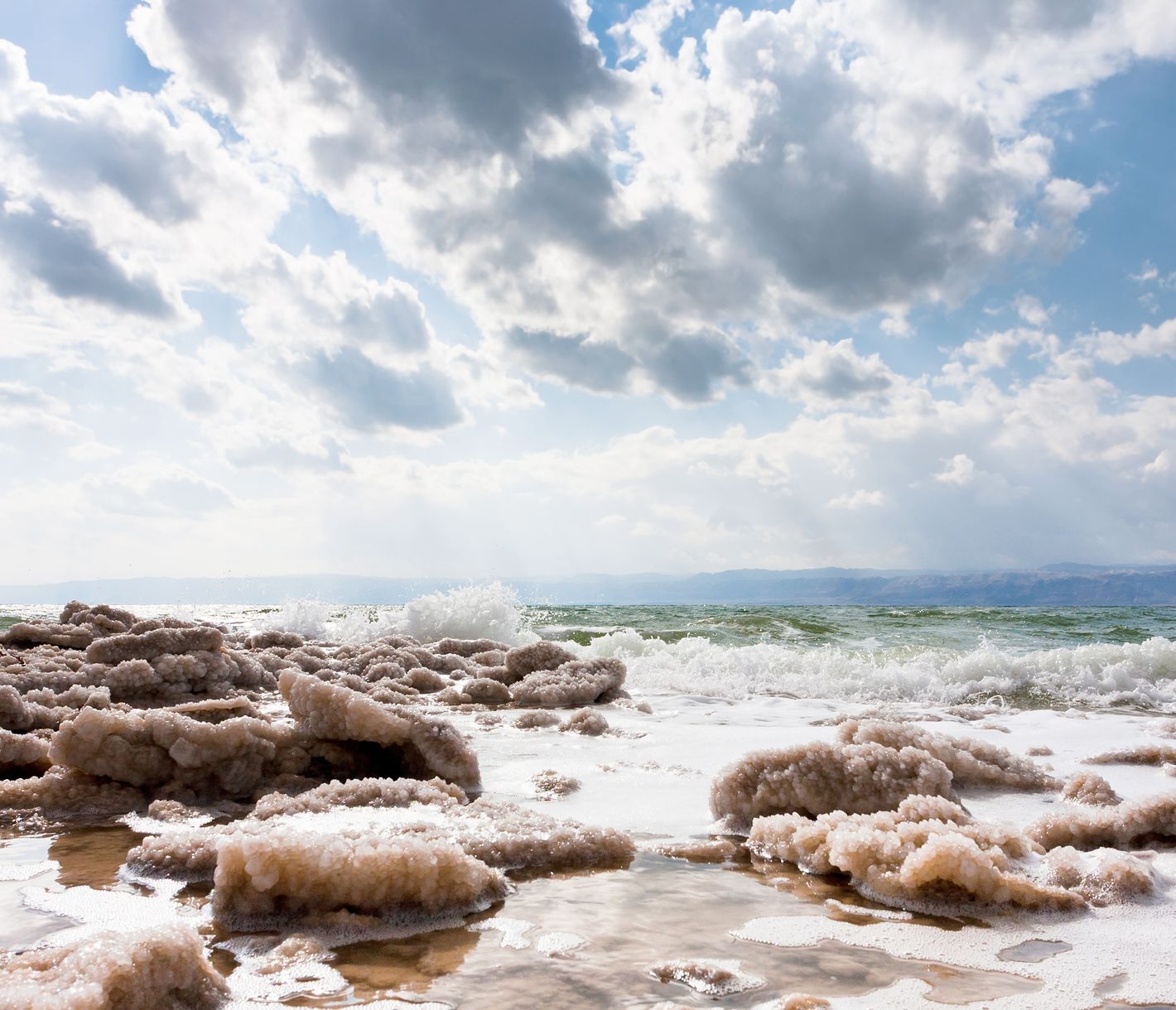 Kristallisiertes Salz am Ufer des Toten Meeres