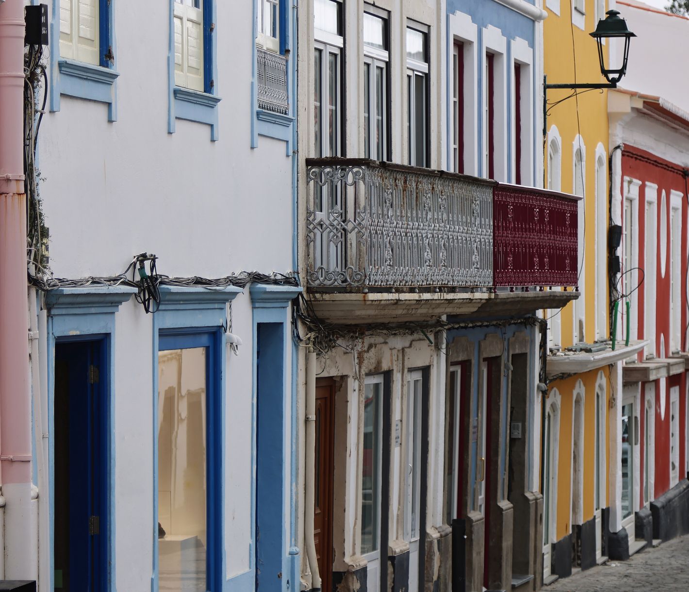 Die farbigen Fassaden der Häuser in der Inselhauptstadt Angra do Heroismo