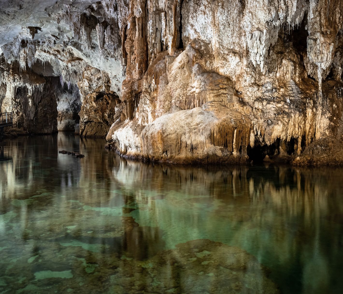 Divisée en deux branches, la grotte Bue Marino forme un réseau de galeries de 17 km, la grotte révèle de spectaculaires concrétions, des lacs et un ensemble de gravures datant du néolithique.