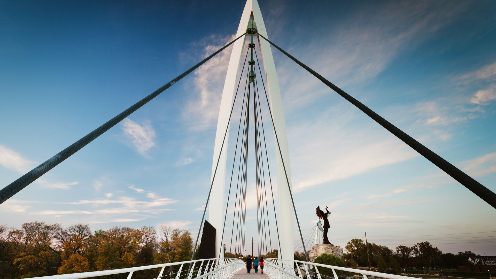 Der Keeper of the Plains im Hintergrund, die Hände zum Flehen vor dem grossen Geist erhoben.