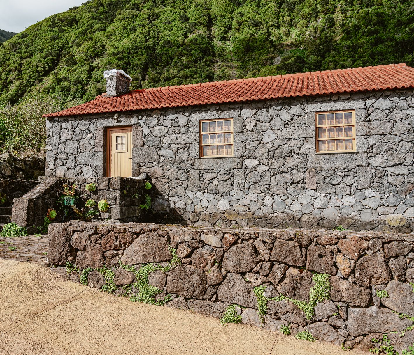 Verlassenes Steinhaus in Fajã dos Cavaletes, Insel São Jorge