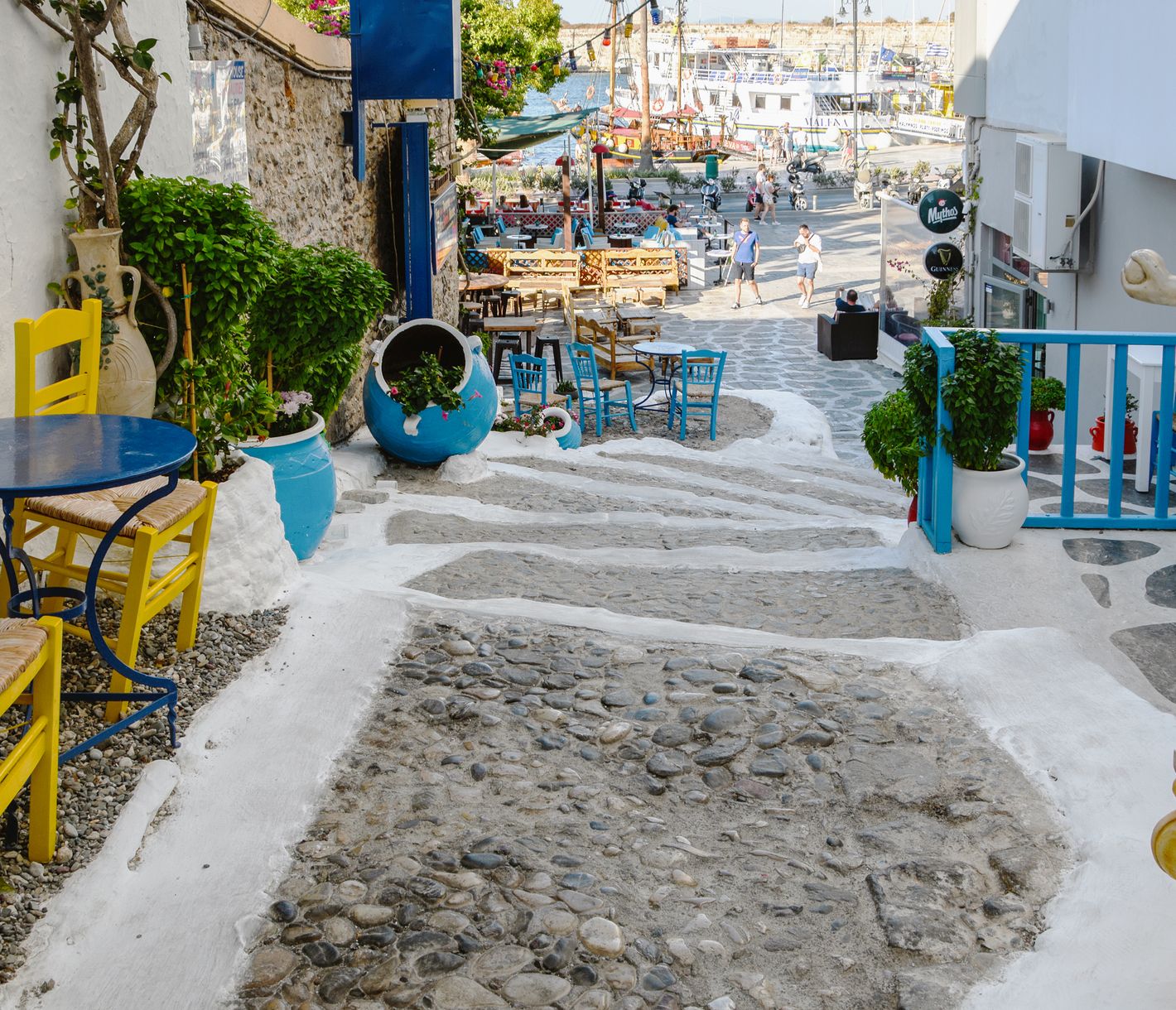 In Kos-Stadt gibt es griechische Spezialitäten mit Blick auf den geschäftigen Hafen.