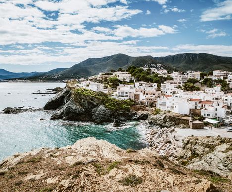 LLanca, petit village typique catalan avec ses maisons blanches et ses falaises.