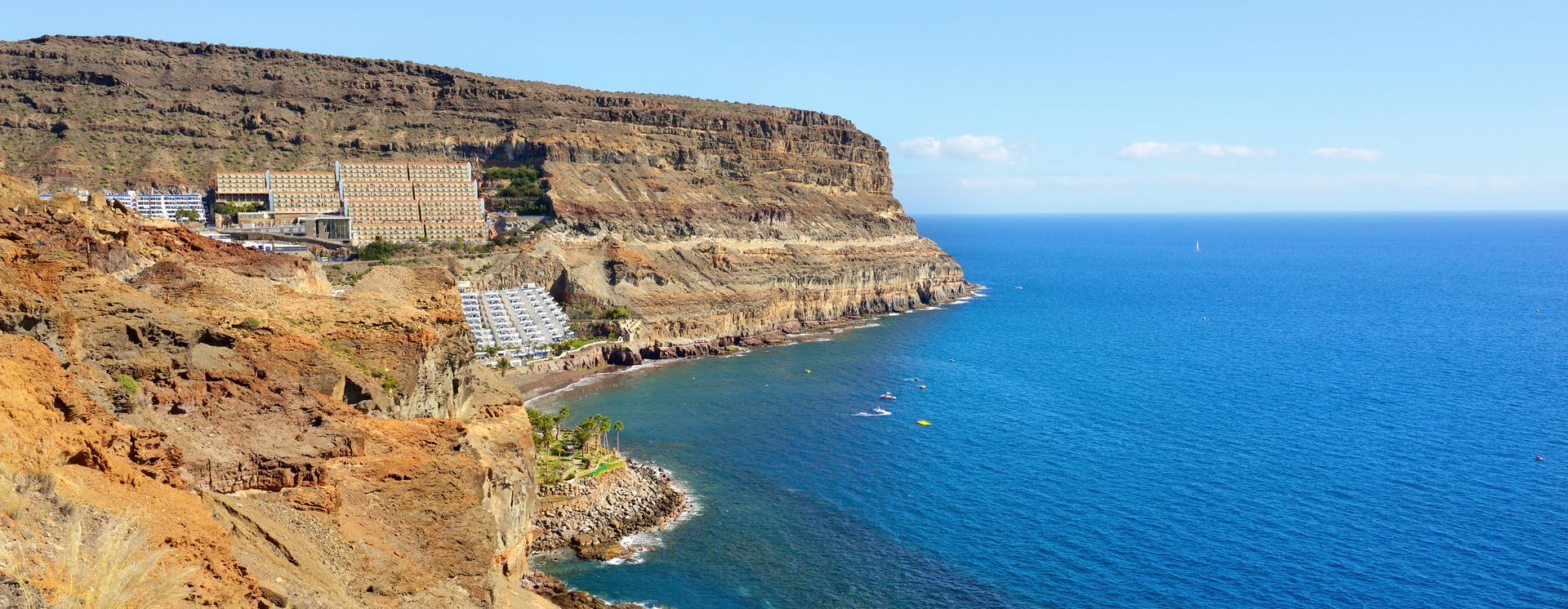 Taurito ist eingebettet
in eine beeindruckende steile Felsküste
