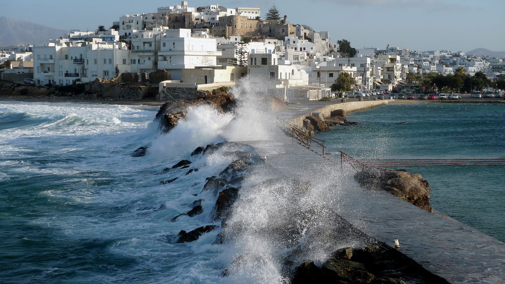 In Naxos-Stadt sieht man der stürmischen See an, woher der Wind weht.