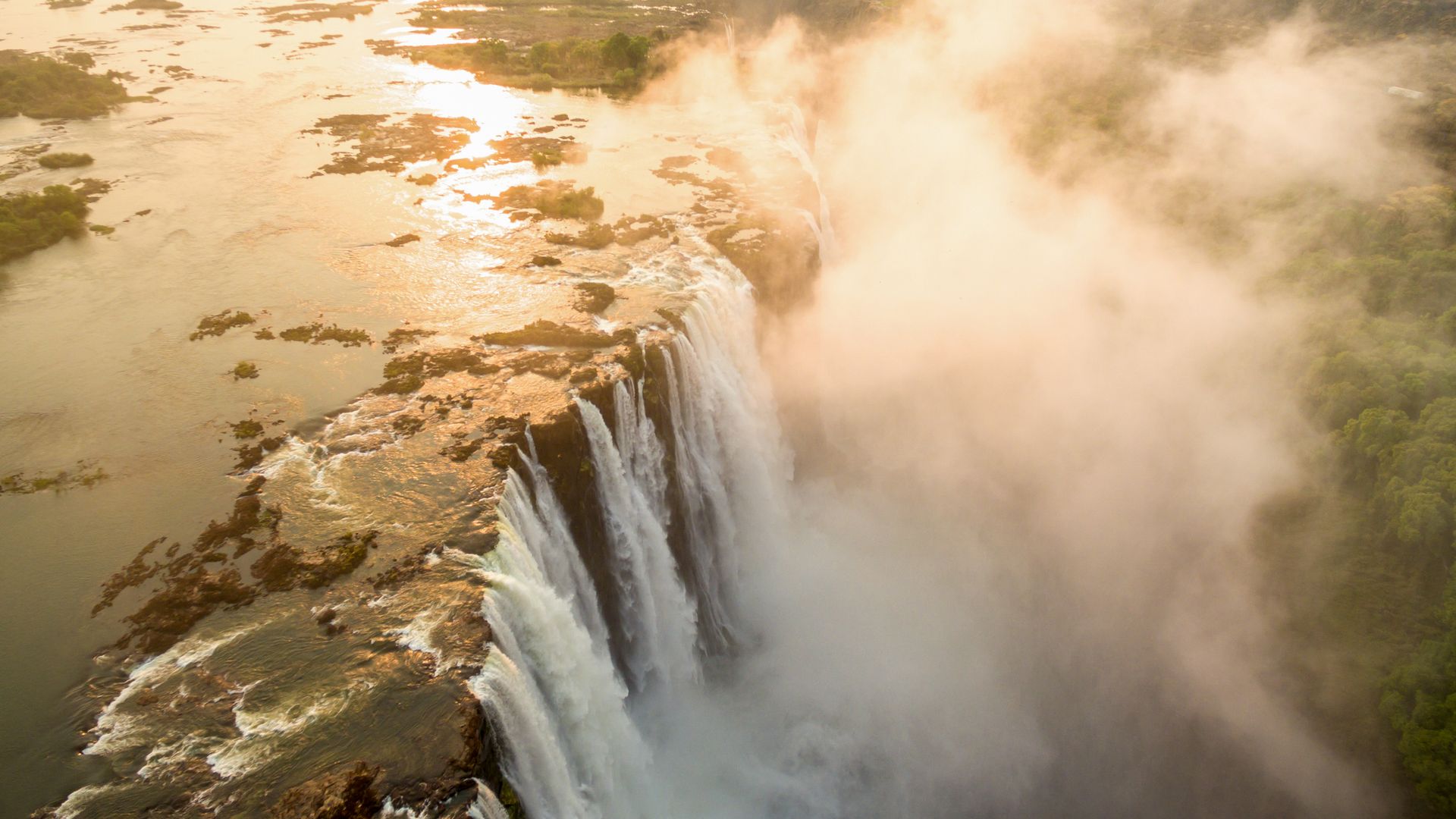 Les inoubliables Chutes Victoria plongent de 120 m sur une largeur de près de 2 kilomètres.