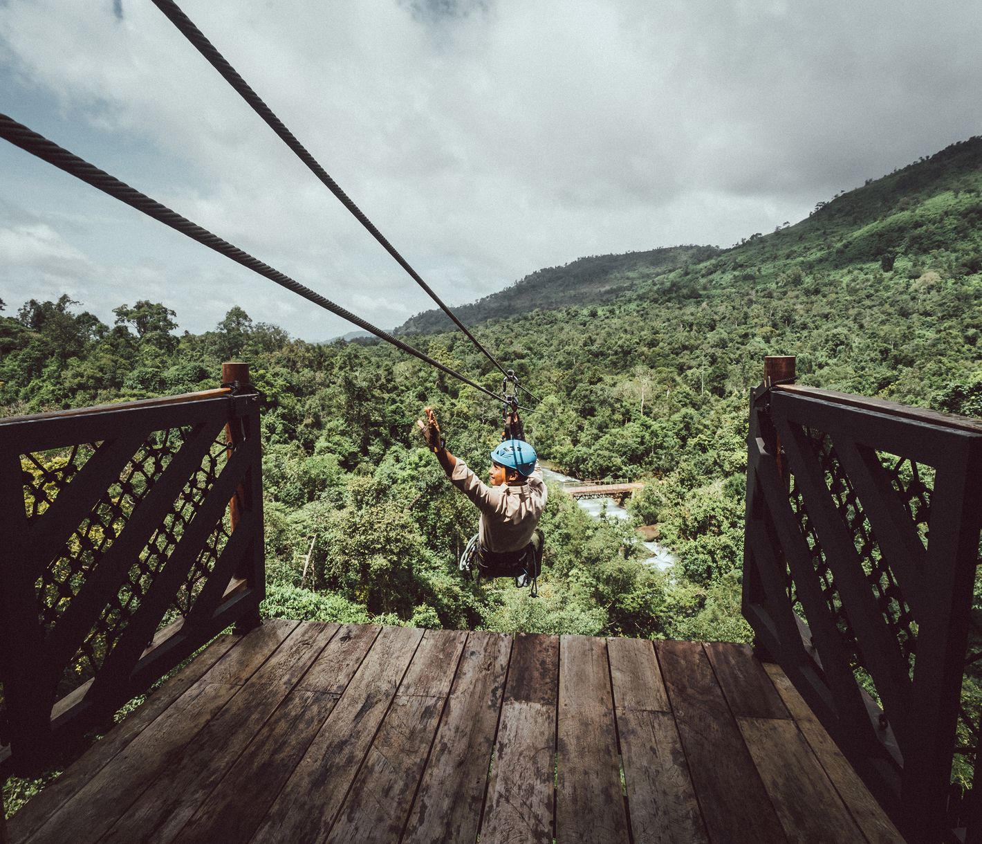 Per Zipline direkt zum Check-in. Eine spektakulärere Art der Ankunft dürfte es kaum geben.