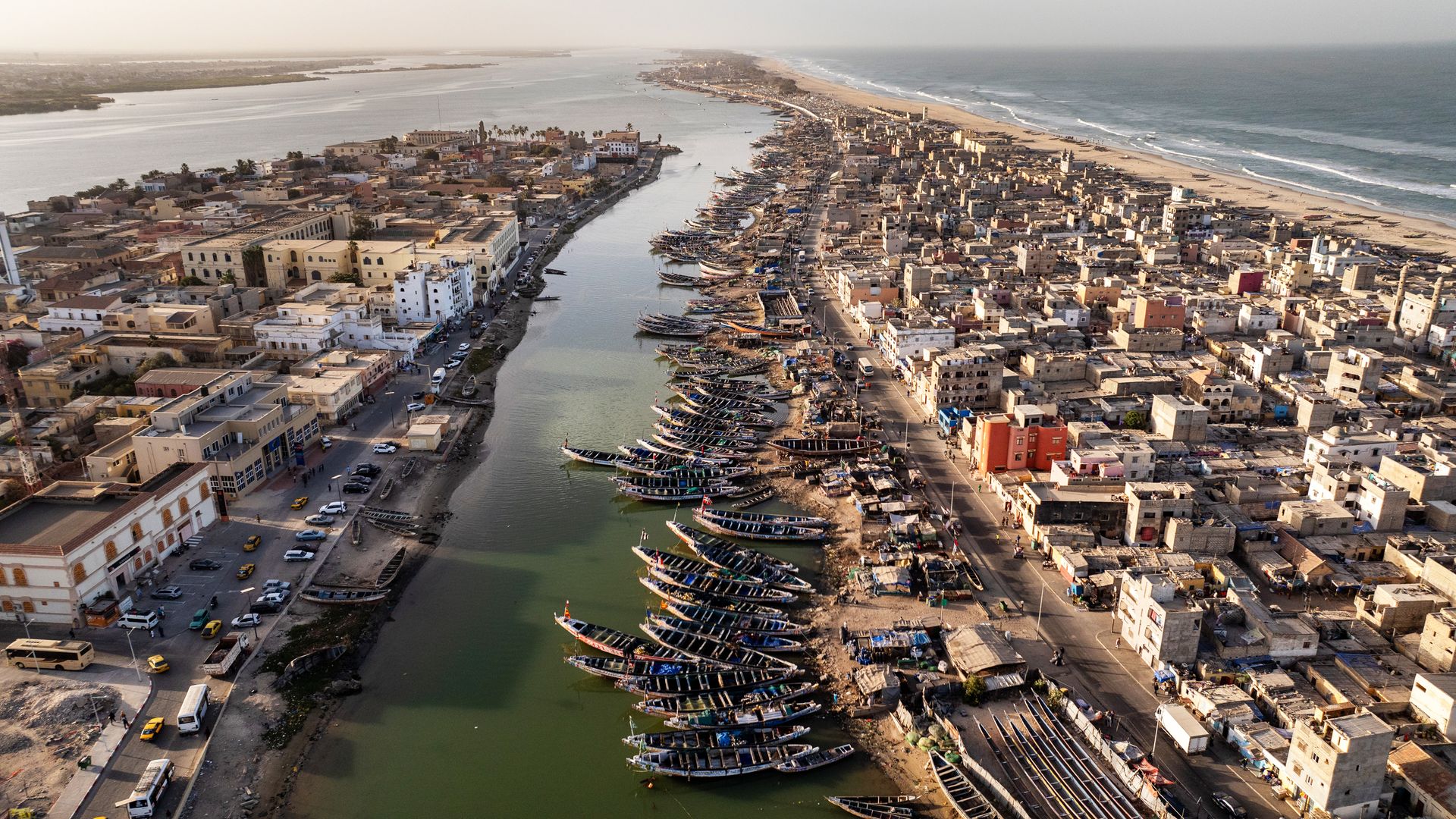 Blick auf die Insel und den Kanal der nördlichen Küstenstadt Saint Louise