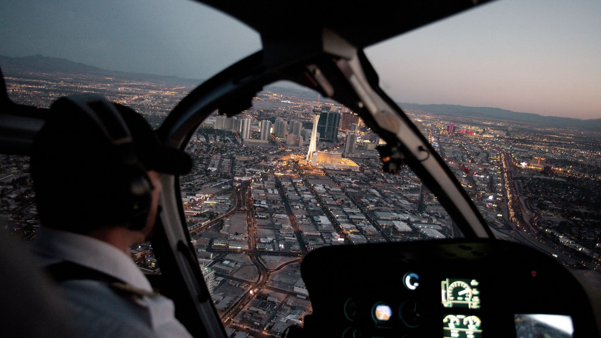 Helikopterflug bei Nacht über Las Vegas