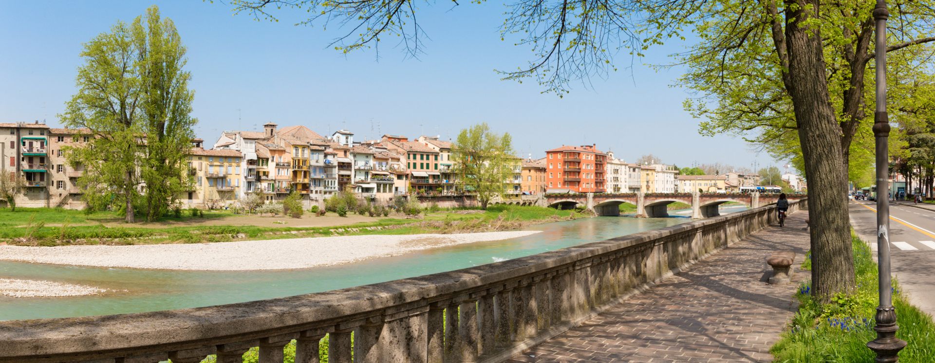 Blick auf den Fluss und die Innenstadt