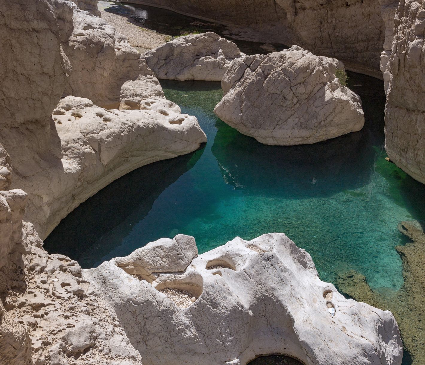 Wadi Bani Khalid in farbig zerfurchten Dimensionen
