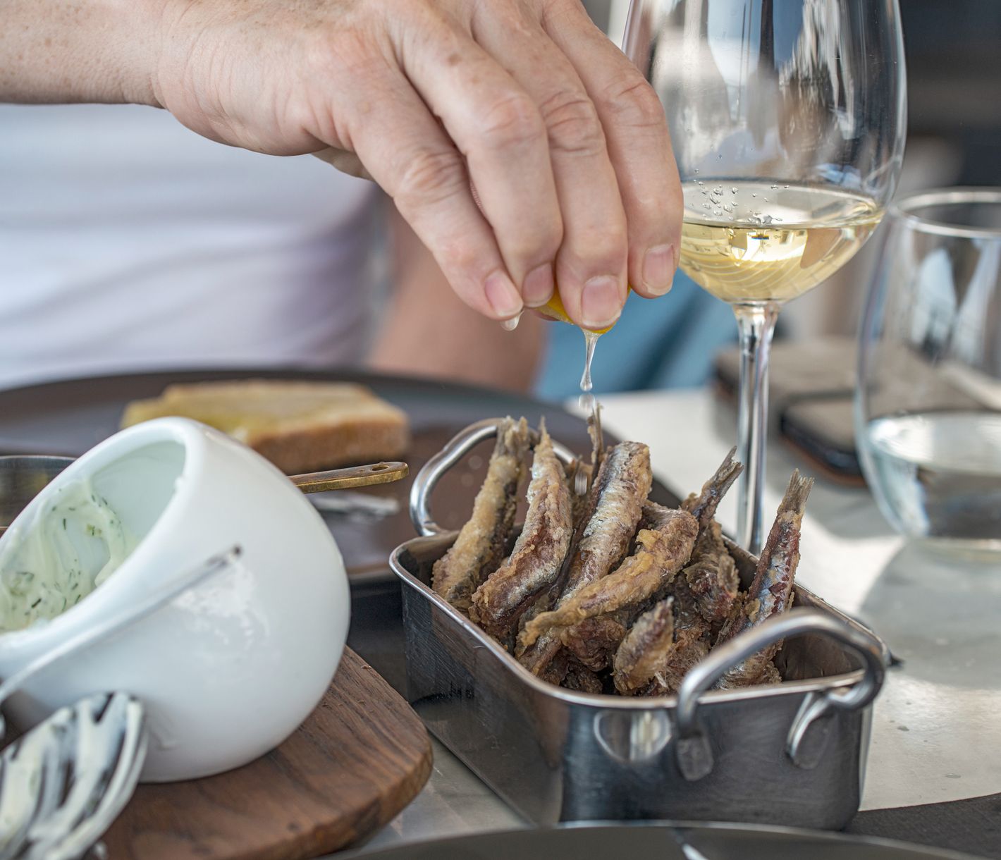 Ein Gericht wird am Tisch zubereitet.