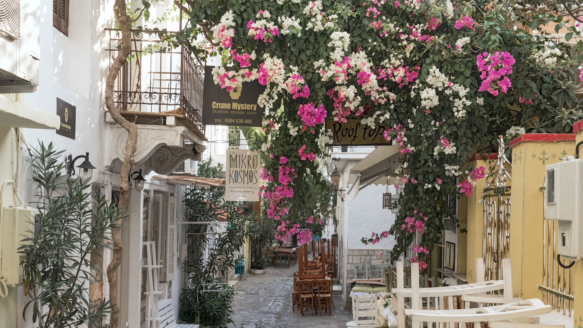 Gasse mit Restaurants und Geschäften in Skiathos