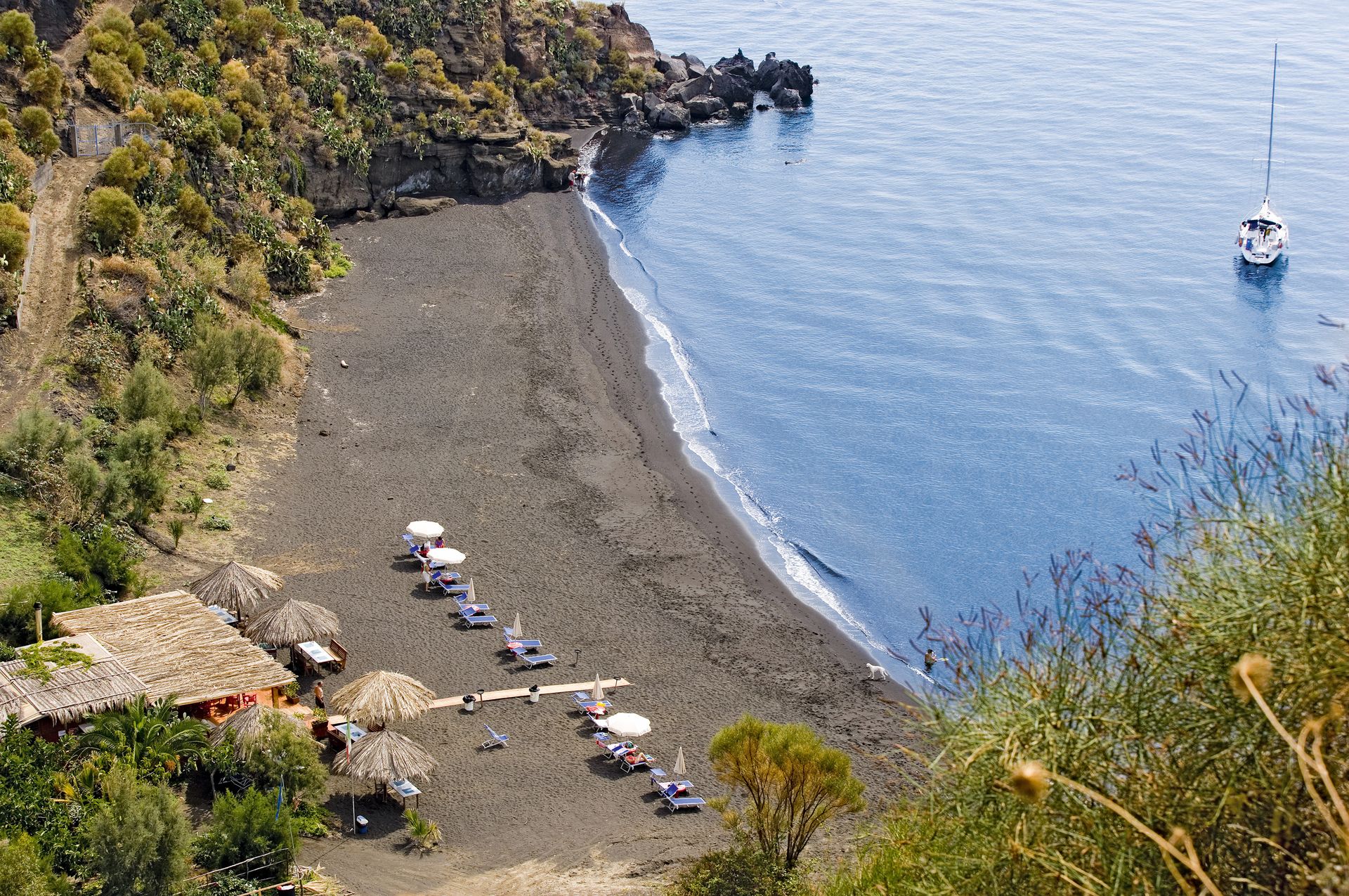 Schwarzer Strand auf der Insel Vulcano