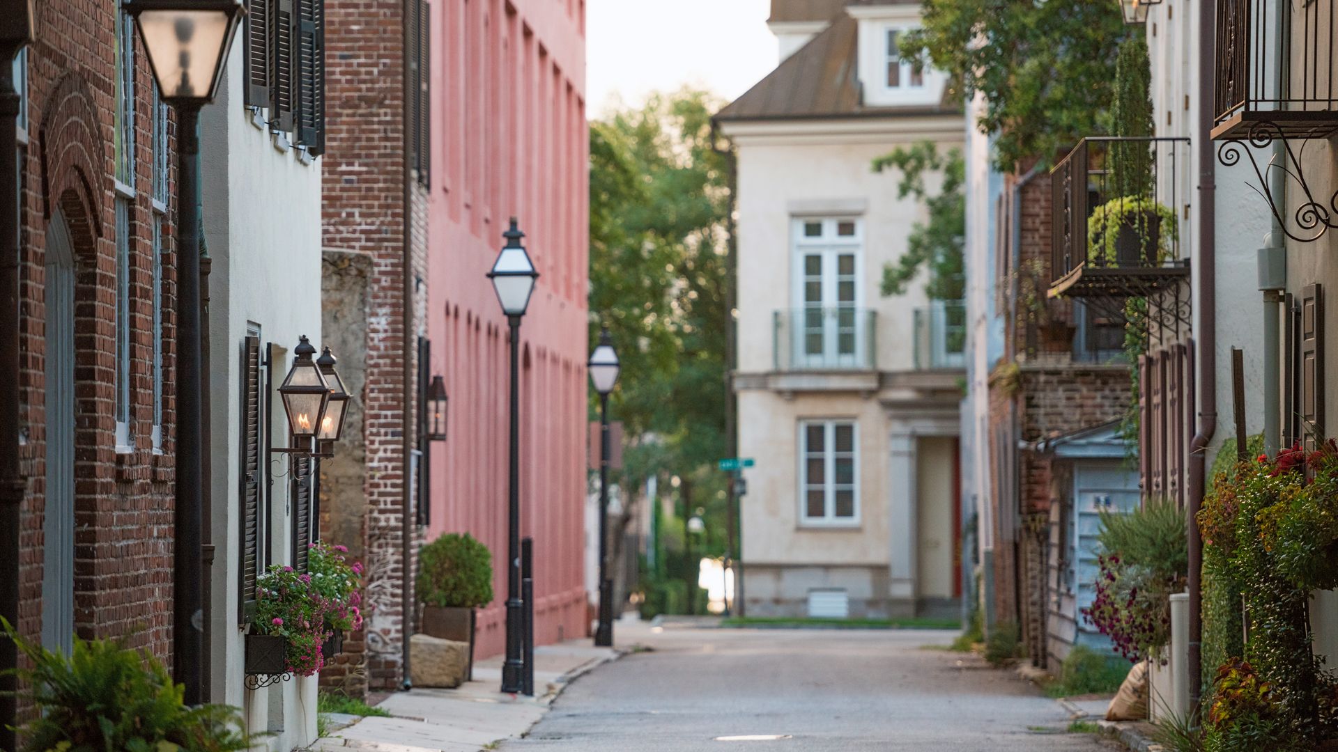 Charleston verfügt über unzählige historische Gebäude und pittoreske Kopfsteinpflasterstrassen.