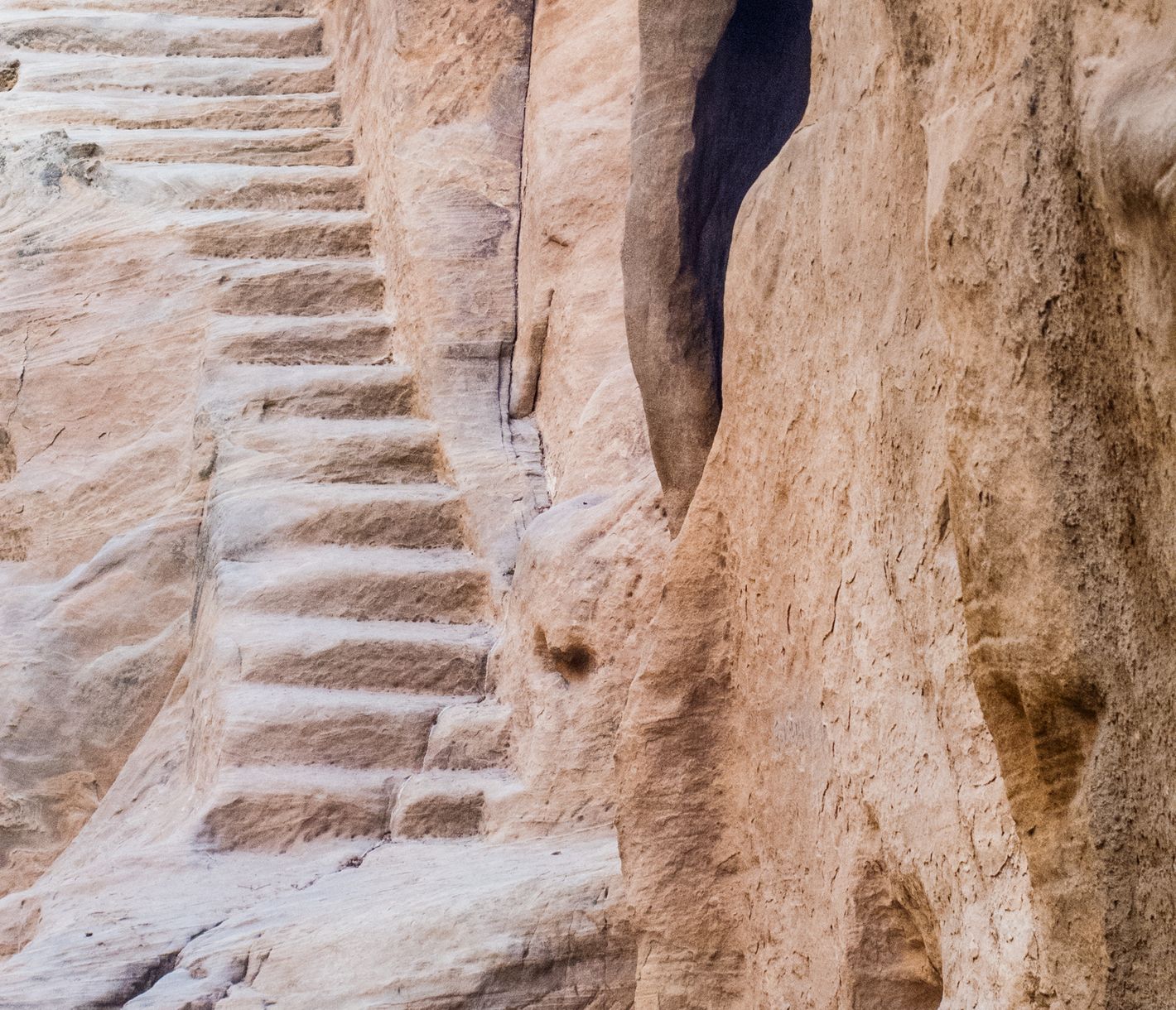 Des escaliers taillés dans la pierre à Little Petra.