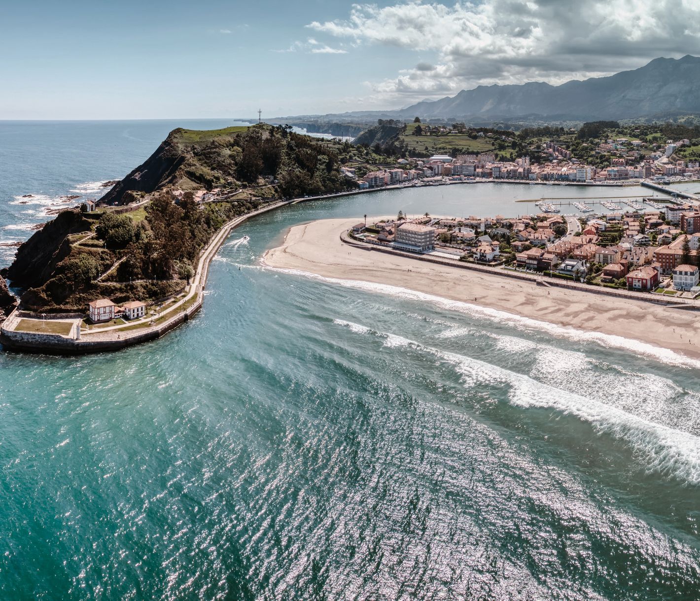 Ribadesella ist eine malerische Küstenstadt in der Region Asturien.
