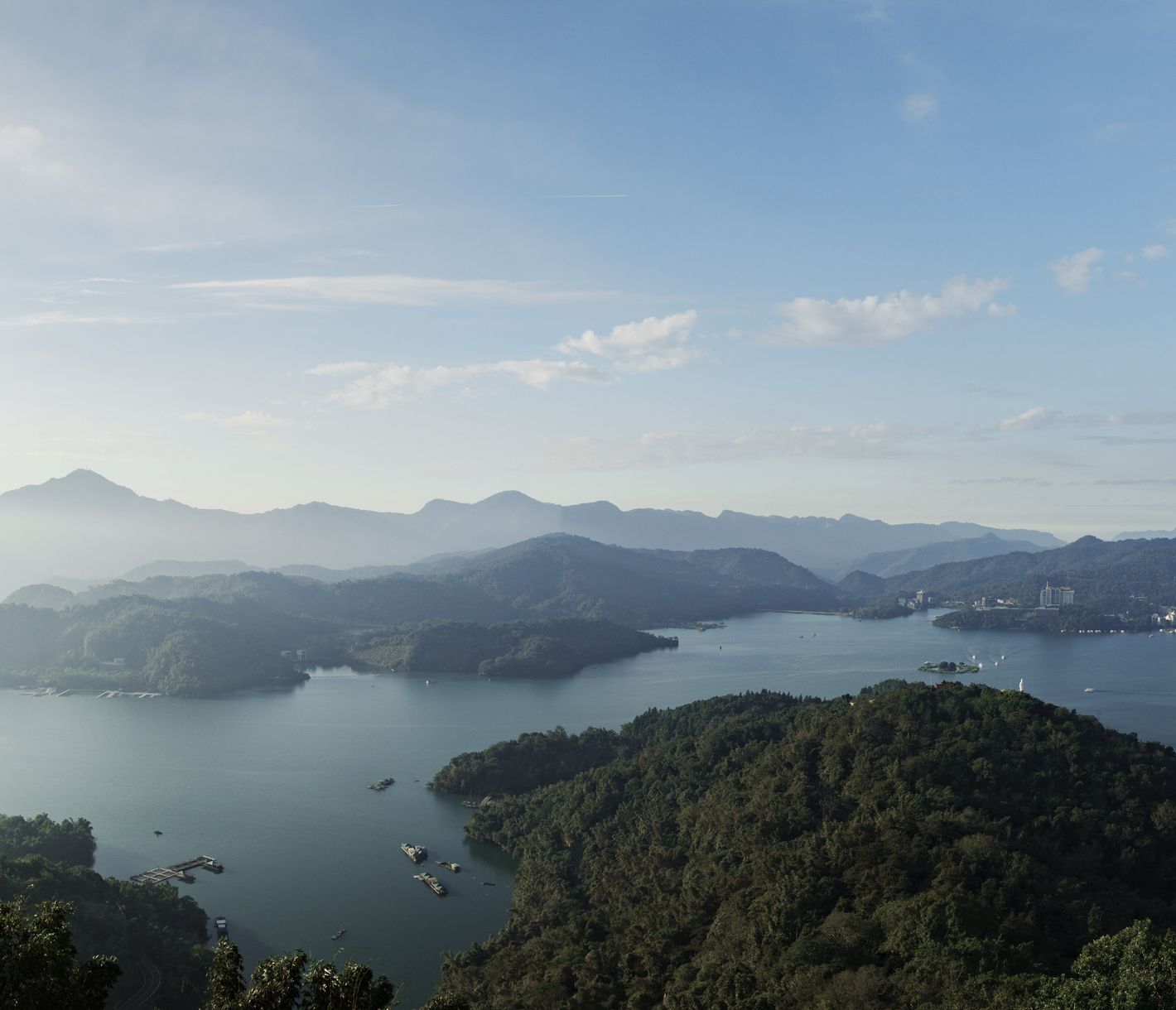 Zentral in der Inselmitte liegt der friedvolle Sonne-Mond-See.