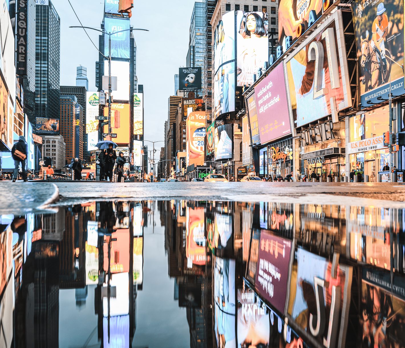 Time Square, au cœur de Manhattan, est vaste, lumineux et inoubliable à tous points de vue.
