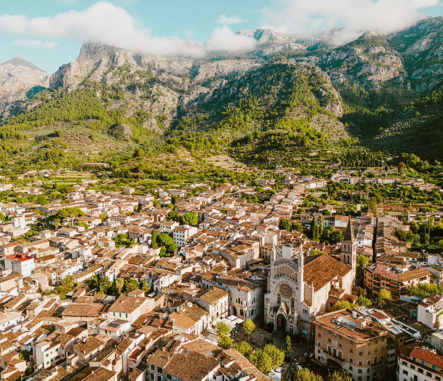 Luftbild der historischen Altstadt von Sóller