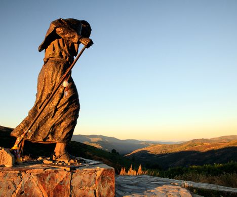 Diese Skulptur eines Pilgers stemmt sich auf dem Alto de San Roque gegen den Sturm.