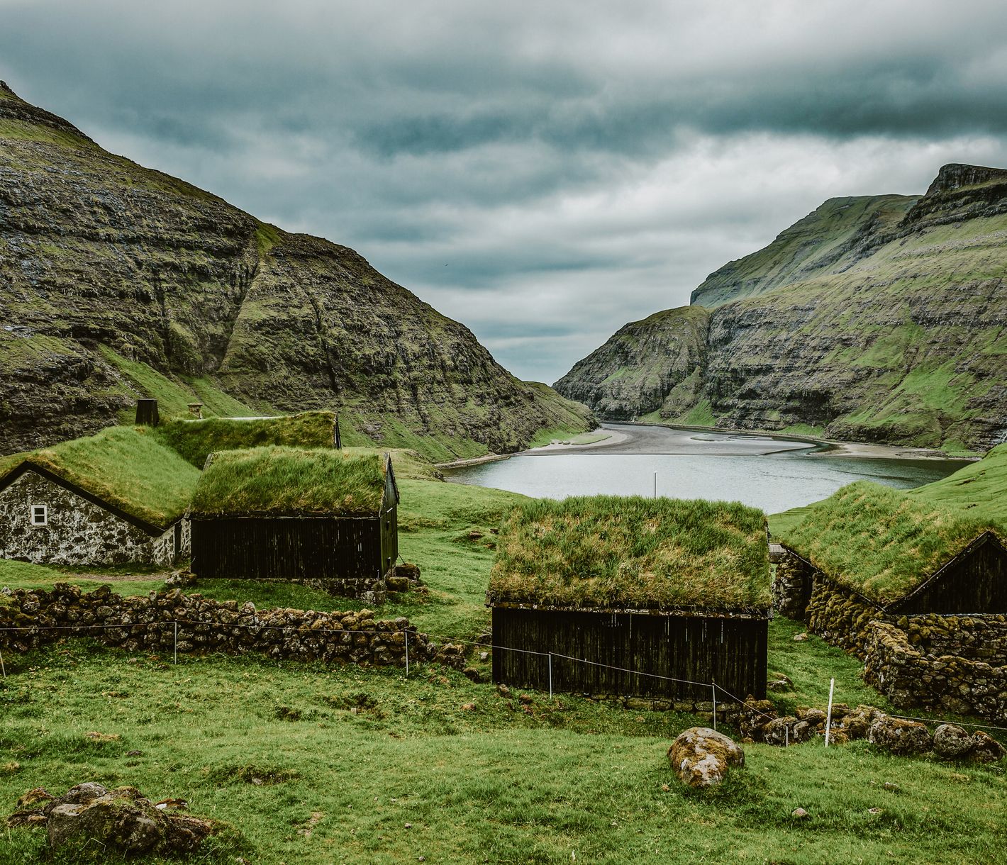 Le village de Skasun, avec ses toits en herbe