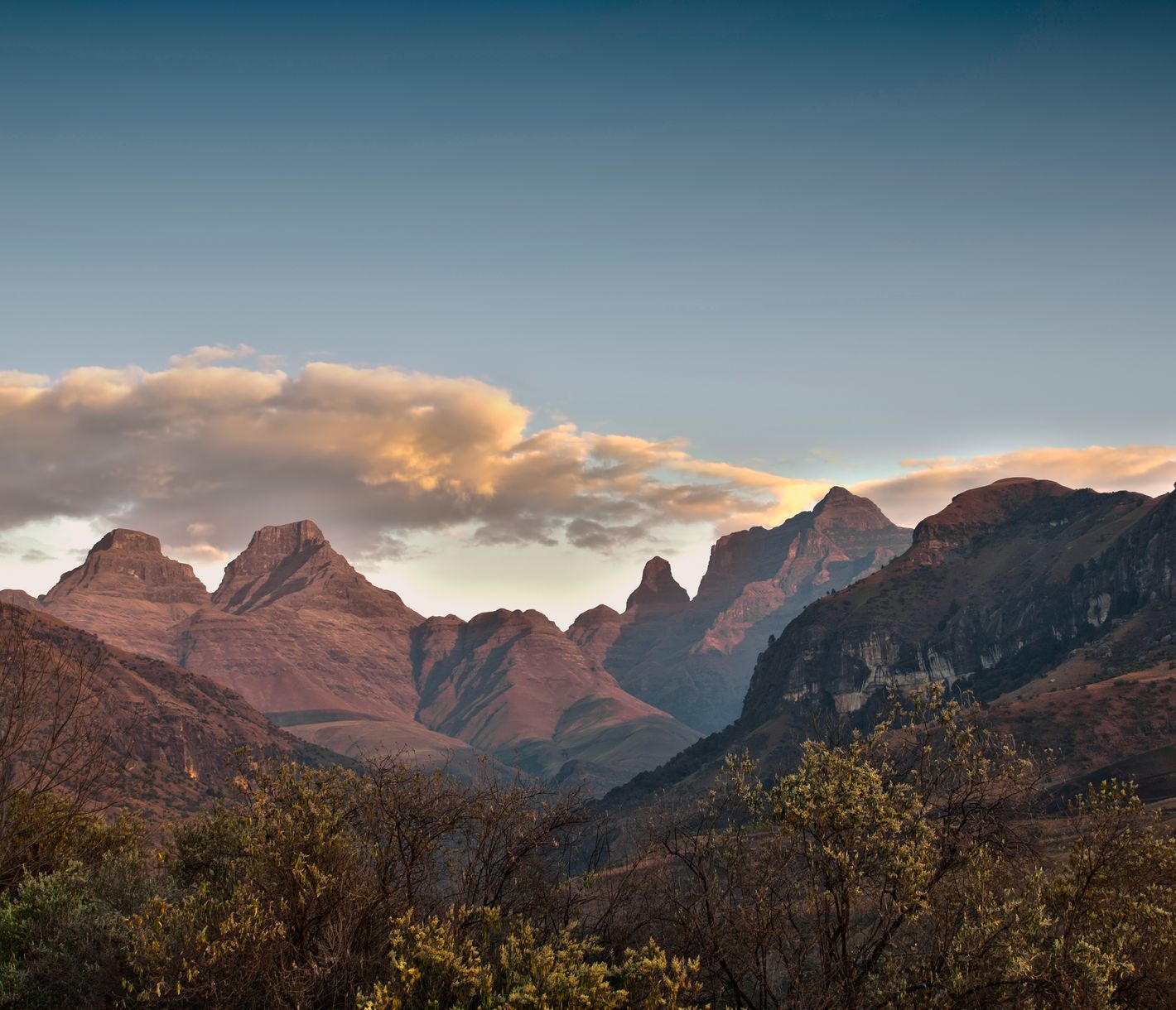 Les cimes du Drakensberg, succession harmonieuse de sommets déchiquetés, de crêtes enneigées et de vallées encaissées