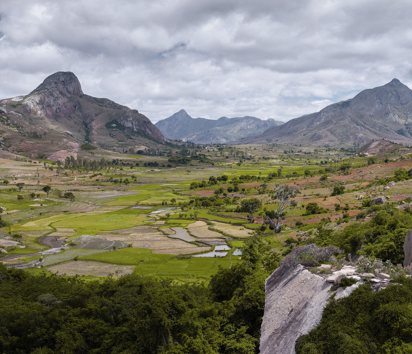 Blick vom Anja-Reservat im Hochland Madagaskars