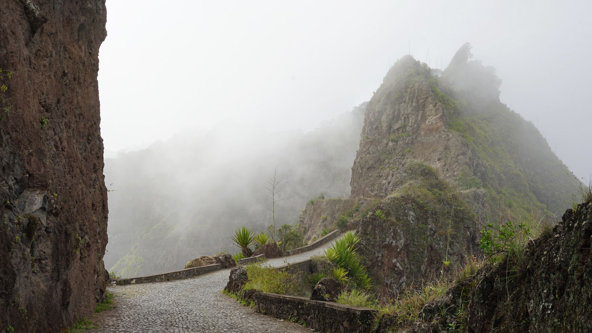 Kopfsteinpflasterstrasse zwischen Porto Novo und Ribeira Grande, Santo Antão