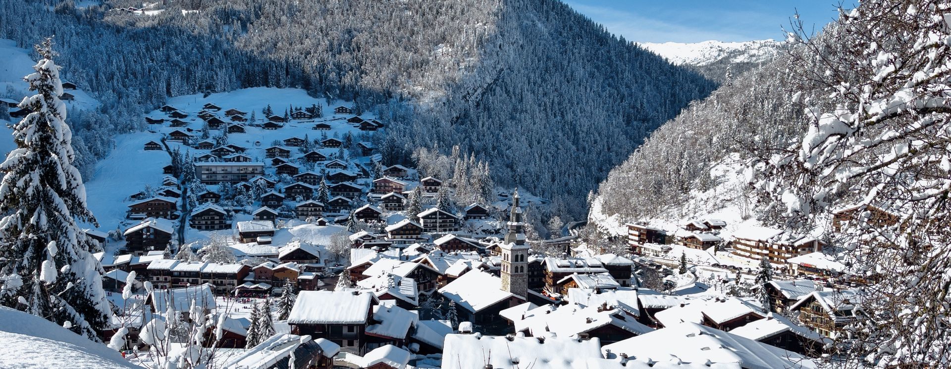 Journée d'hiver ensoleillée au-dessus de La Clusaz