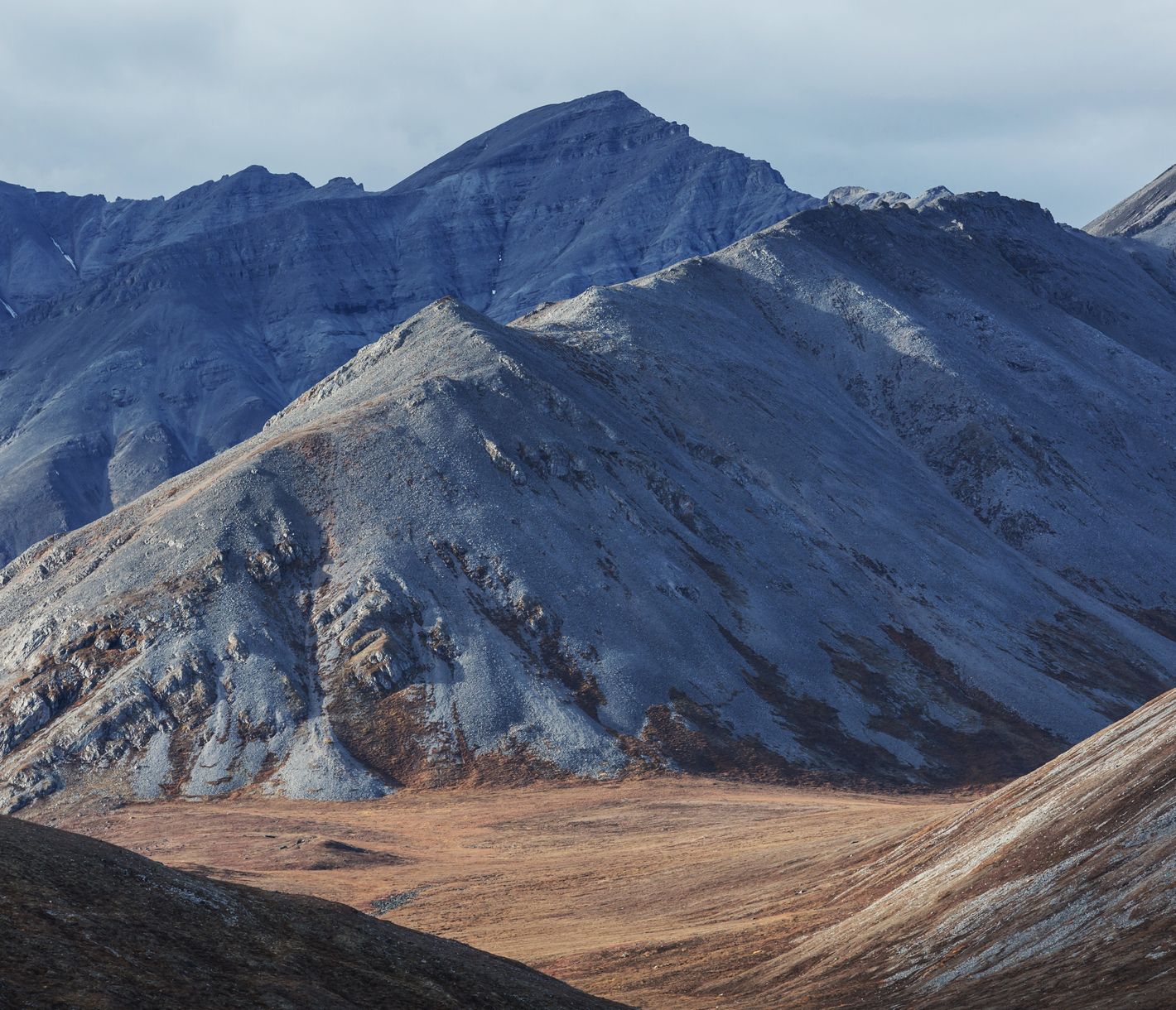 Die Berge säumen den Weg.
